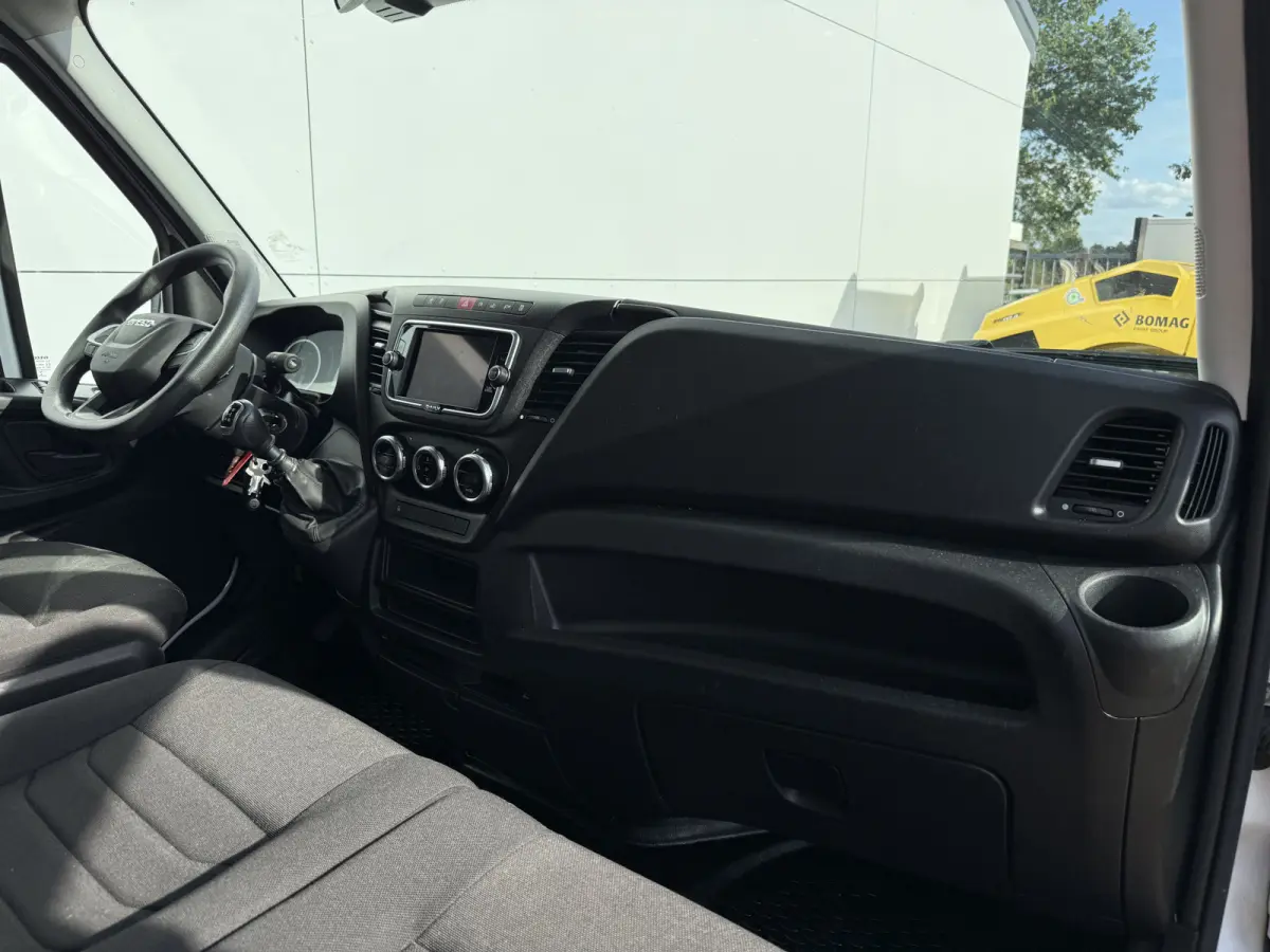 35C16 3.0 160PK Bakwagen Laadklep Zijdeur Camera Climate Control Bluetooth Luchtgeveerde stoel Meubelbak Koffer