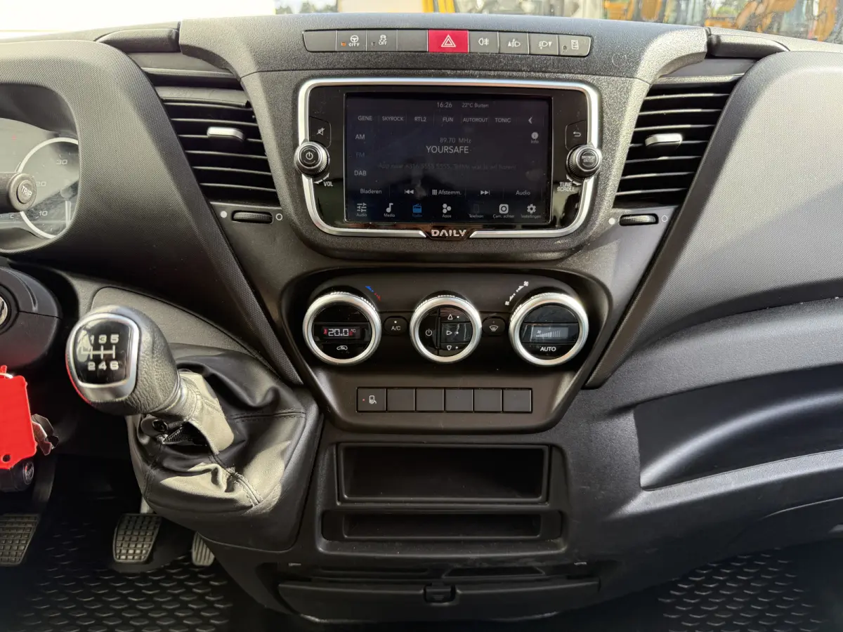 35C16 3.0 160PK Bakwagen Laadklep Zijdeur Camera Climate Control Bluetooth Luchtgeveerde stoel Meubelbak Koffer