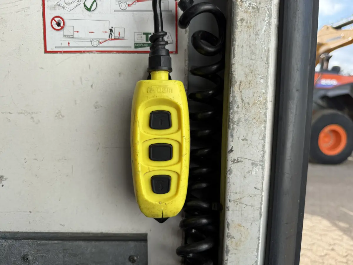 35C16 3.0 160PK Bakwagen Laadklep Zijdeur Camera Climate Control Bluetooth Luchtgeveerde stoel Meubelbak Koffer