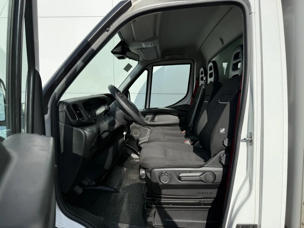 35C16 3.0 160PK Bakwagen Laadklep Zijdeur Camera Climate Control Bluetooth Luchtgeveerde stoel Meubelbak Koffer