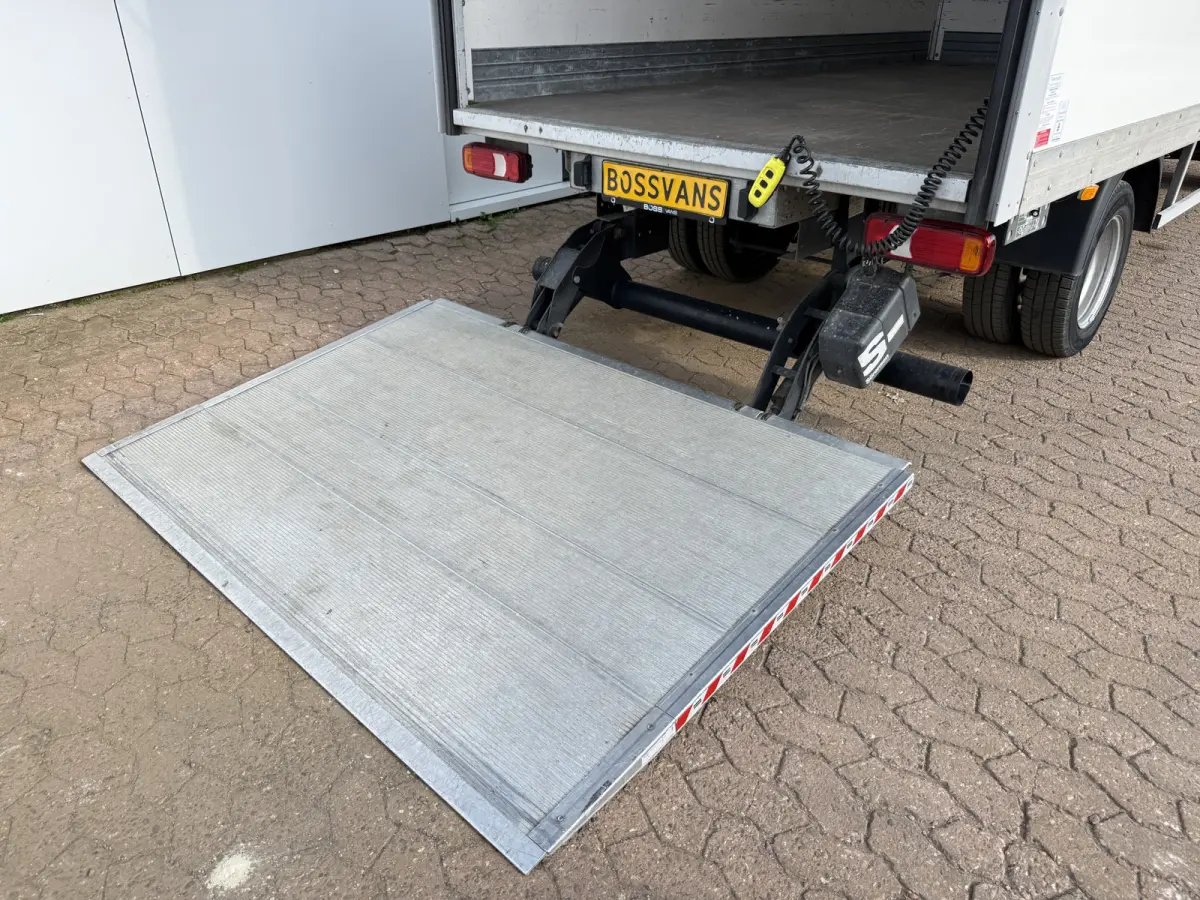 35C16 3.0 160PK Bakwagen Laadklep Zijdeur Camera Climate Control Bluetooth Luchtgeveerde stoel Meubelbak Koffer