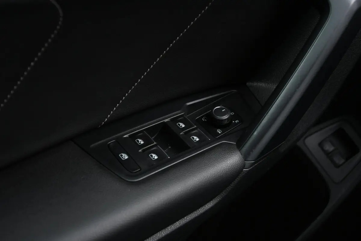 1.4 TSI eHybrid R-Line Business+ | SOH 93,6%