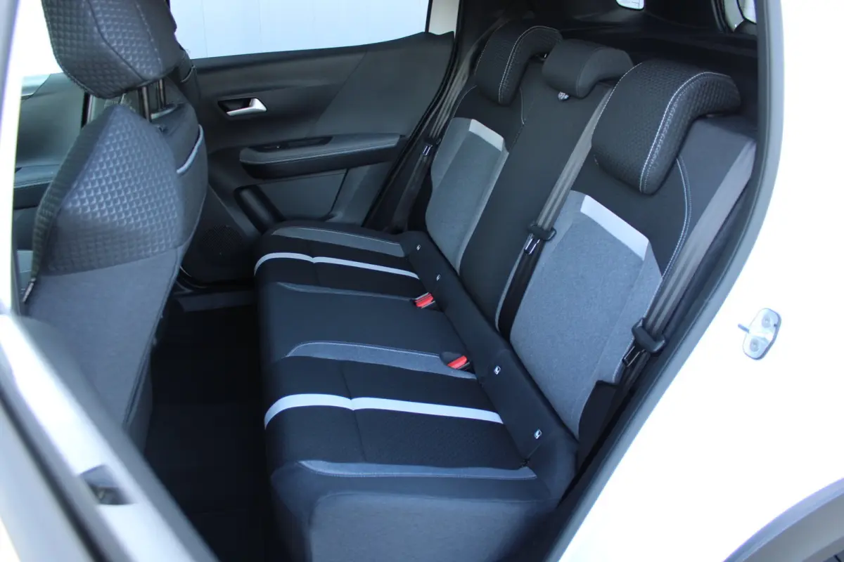 GS | 17" Lichtmetalen velgen in Zwart met 215/60 R17 banden | Achteruitrijcamera | Dode hoek waarschuwing
