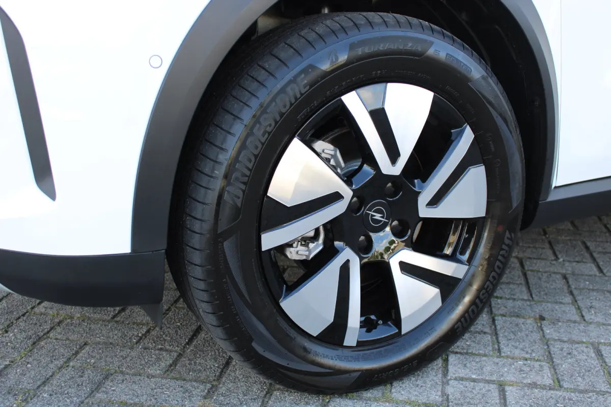 GS | 17" Lichtmetalen velgen in Zwart met 215/60 R17 banden | Achteruitrijcamera | Dode hoek waarschuwing