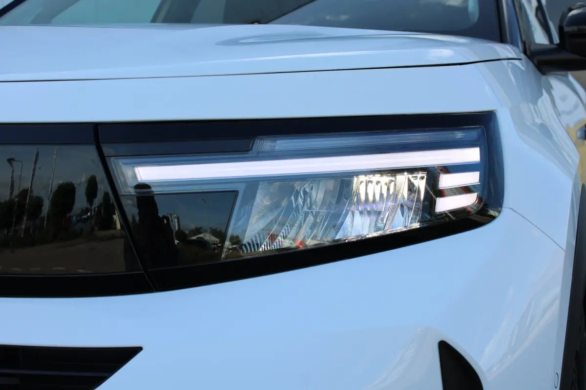 GS | 17" Lichtmetalen velgen in Zwart met 215/60 R17 banden | Achteruitrijcamera | Dode hoek waarschuwing