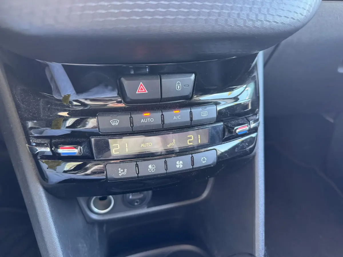 1.2 110PK Allure | Uniek Lage KM-stand | Trekhaak | Panoramadak | Navigatie | DAB | Apple Carplay | | Electronic climate controle | Elektrische ramen voor en achter | LED dagrijverlichting