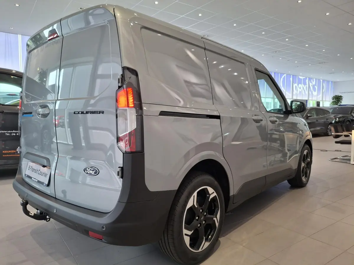 Limited 46 kWh | TREKHAAK | STOEL, STUUR EN VOORRUIT VERWARMING | 17 INCH LICHTMETALEN VELGEN | NAVIGATIE |