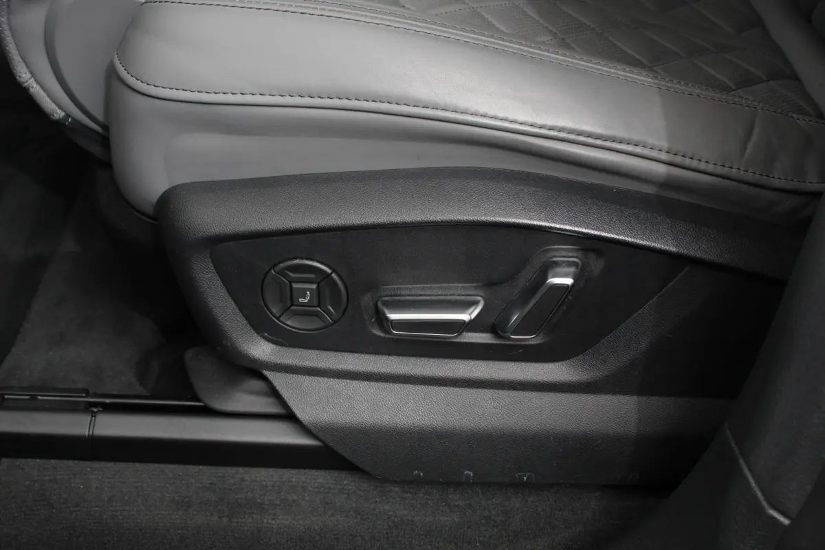 55 TFSI e PHEV quattro Pro Line S-Line 3* S-Line Leder B&O Trekhaak Elektrisch Luchtvering Led Dab Led Blackpack Stoelverwarming Stoelverkoeling Camera
