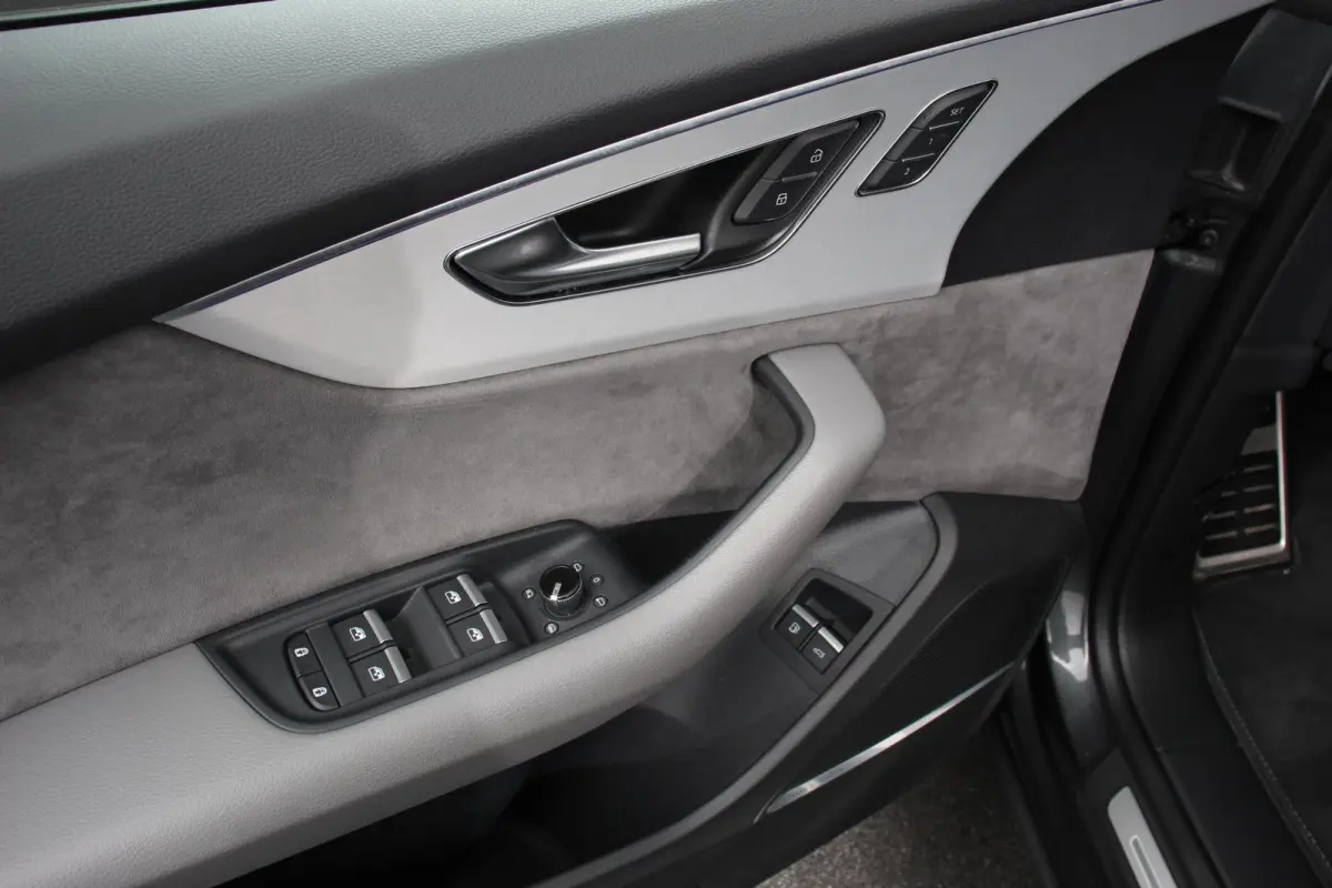 55 TFSI e PHEV quattro Pro Line S-Line 3* S-Line Leder B&O Trekhaak Elektrisch Luchtvering Led Dab Led Blackpack Stoelverwarming Stoelverkoeling Camera
