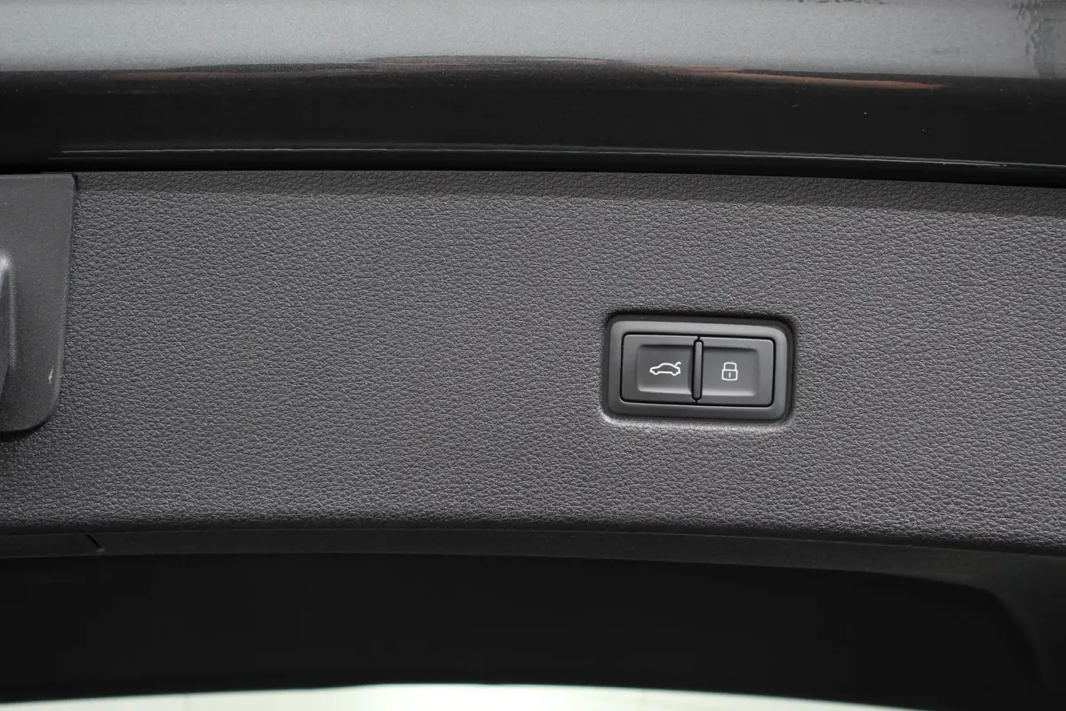 55 TFSI e PHEV quattro Pro Line S-Line 3* S-Line Leder B&O Trekhaak Elektrisch Luchtvering Led Dab Led Blackpack Stoelverwarming Stoelverkoeling Camera
