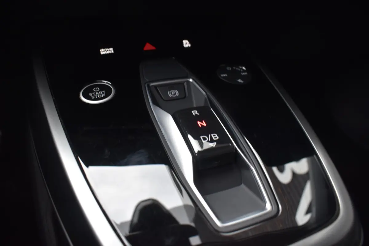 40 Launch edition Advanced 77 kWh MATRIX LED