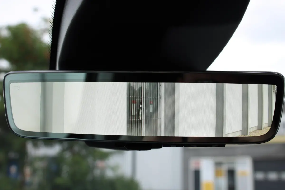 Standaard - Electric Tech | 11 kW - 3 fase AC lader en 100kW DC Snelladen mogelijk | Elektrisch verstelbare en verwarmbare buitenspiegels | Metaallak