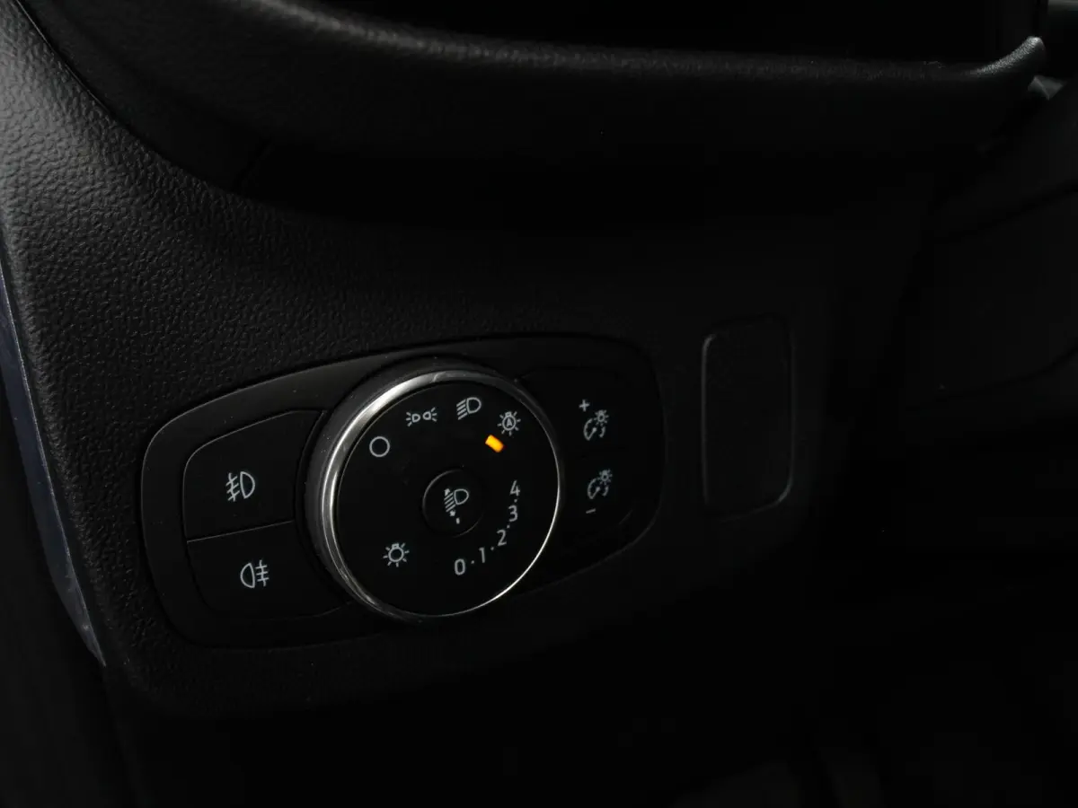 1.0 EcoBoost Automaat Titanium Climate control Cruise control LED Parkeersensor achter Lichtmetalen velgen Navigatie Apple Carplay/ Android Auto