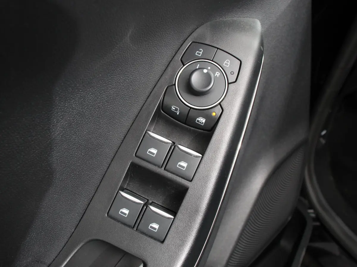 1.0 EcoBoost Automaat Titanium Climate control Cruise control LED Parkeersensor achter Lichtmetalen velgen Navigatie Apple Carplay/ Android Auto