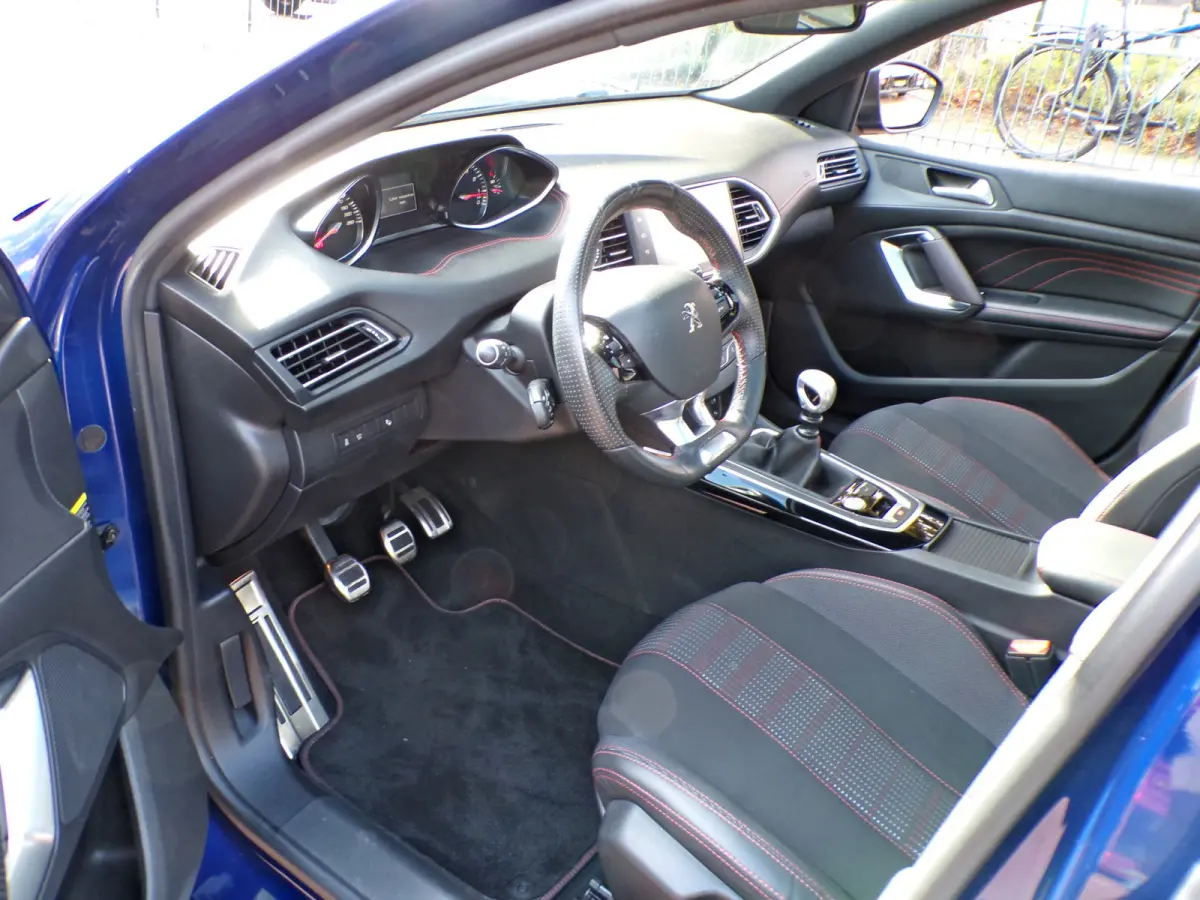 1.2 PureTech GT-line 2E EIG GEHEEL PEUGEOT DEALER ONDERHOUDEN...