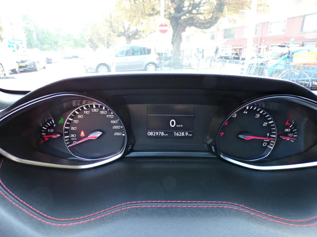 1.2 PureTech GT-line 2E EIG GEHEEL PEUGEOT DEALER ONDERHOUDEN...
