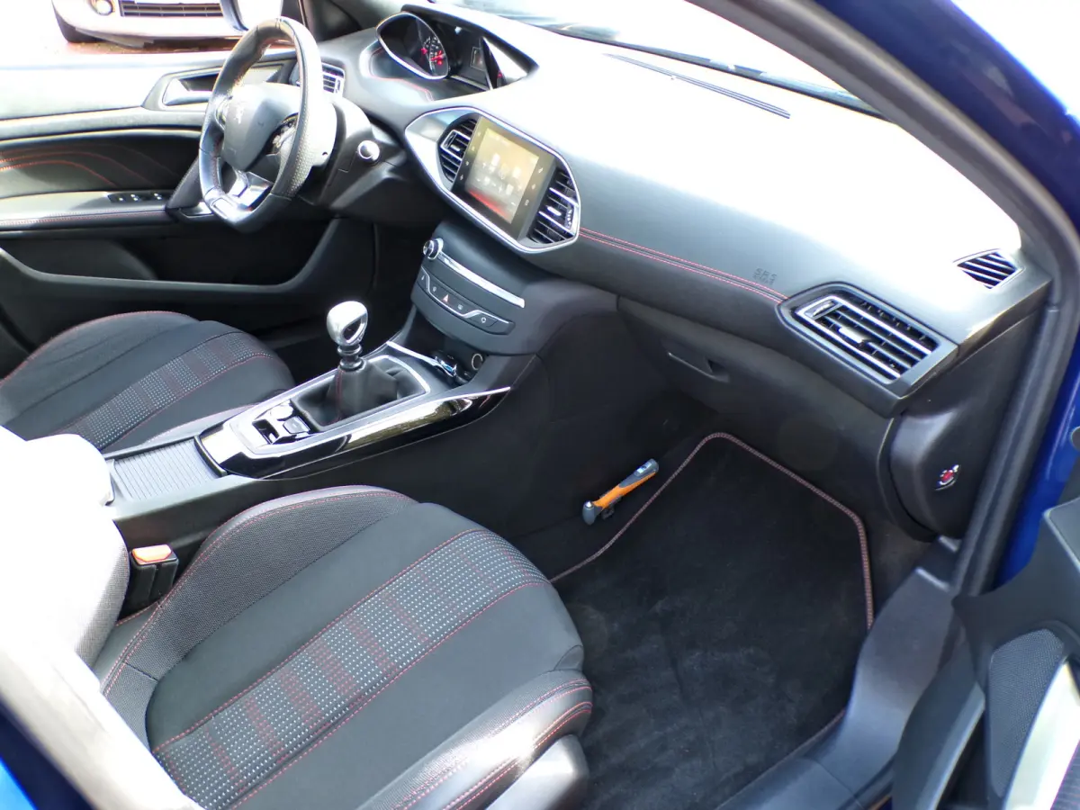 1.2 PureTech GT-line 2E EIG GEHEEL PEUGEOT DEALER ONDERHOUDEN...