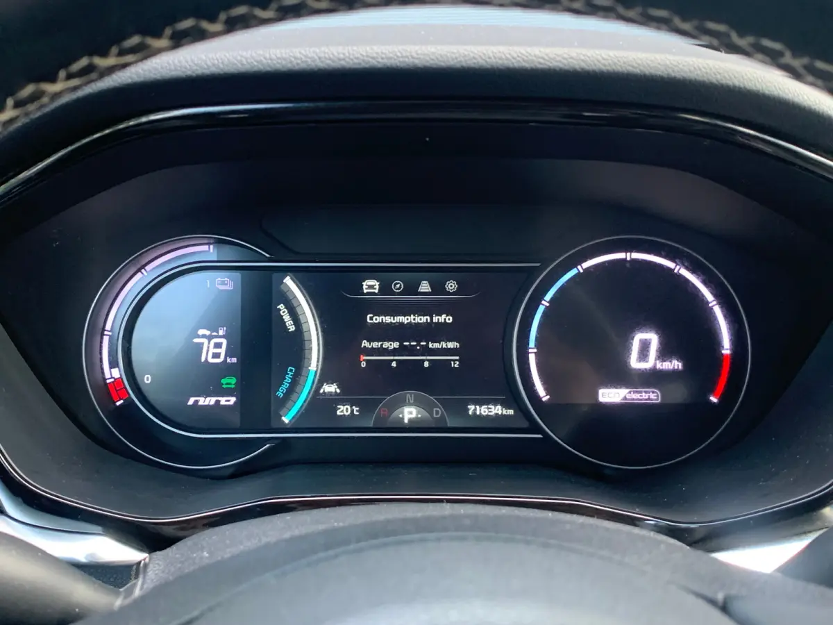 DynamicPlusLine 64 kWh / Trekhaak / Dealer onderhouden / Apple carplay / Android auto / Navigatie / Achteruitrijcamera / Stoelverwarming / Cruise control /