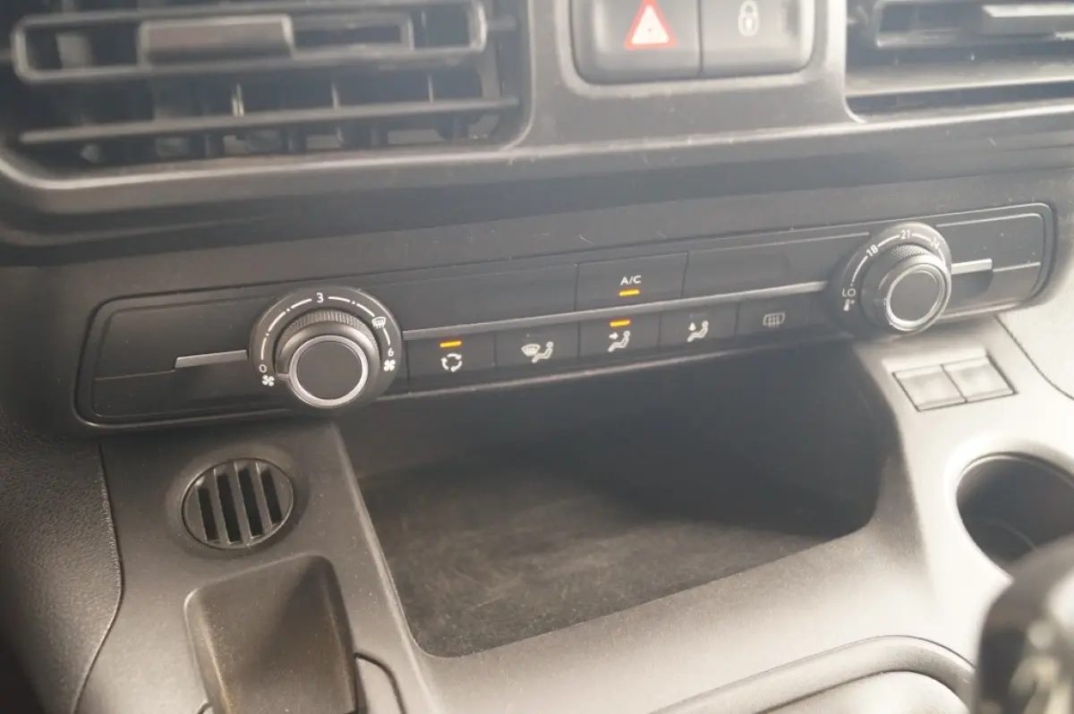 1.5 BlueHDI Premium -AIRCO-PDC-CARPLAY-