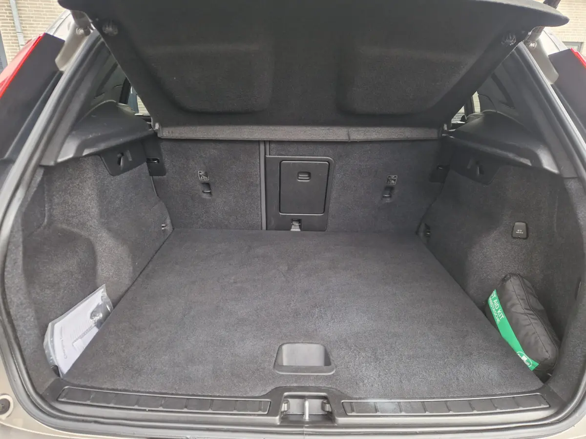 T4 R-Design | camera achter | Stoelverwarming en stuurverwarming | getinte ramen | Apple carplay