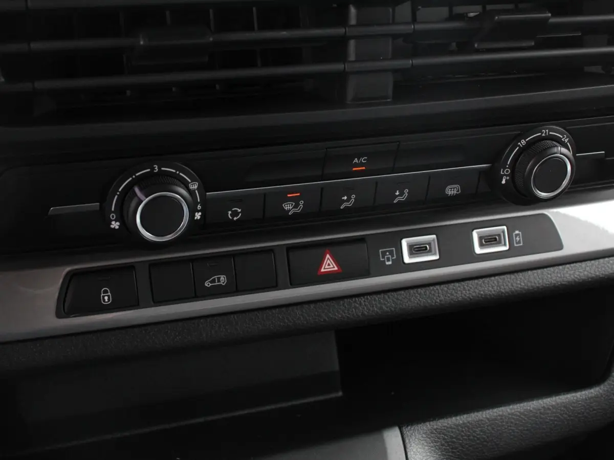 1.5 Diesel 120 S&S L3 Apple Carplay /  Android Auto Parkeersensoren V+A Trekhaak Camera Navigatie Cruise Control LED koplampen houten afwerking laadruimte