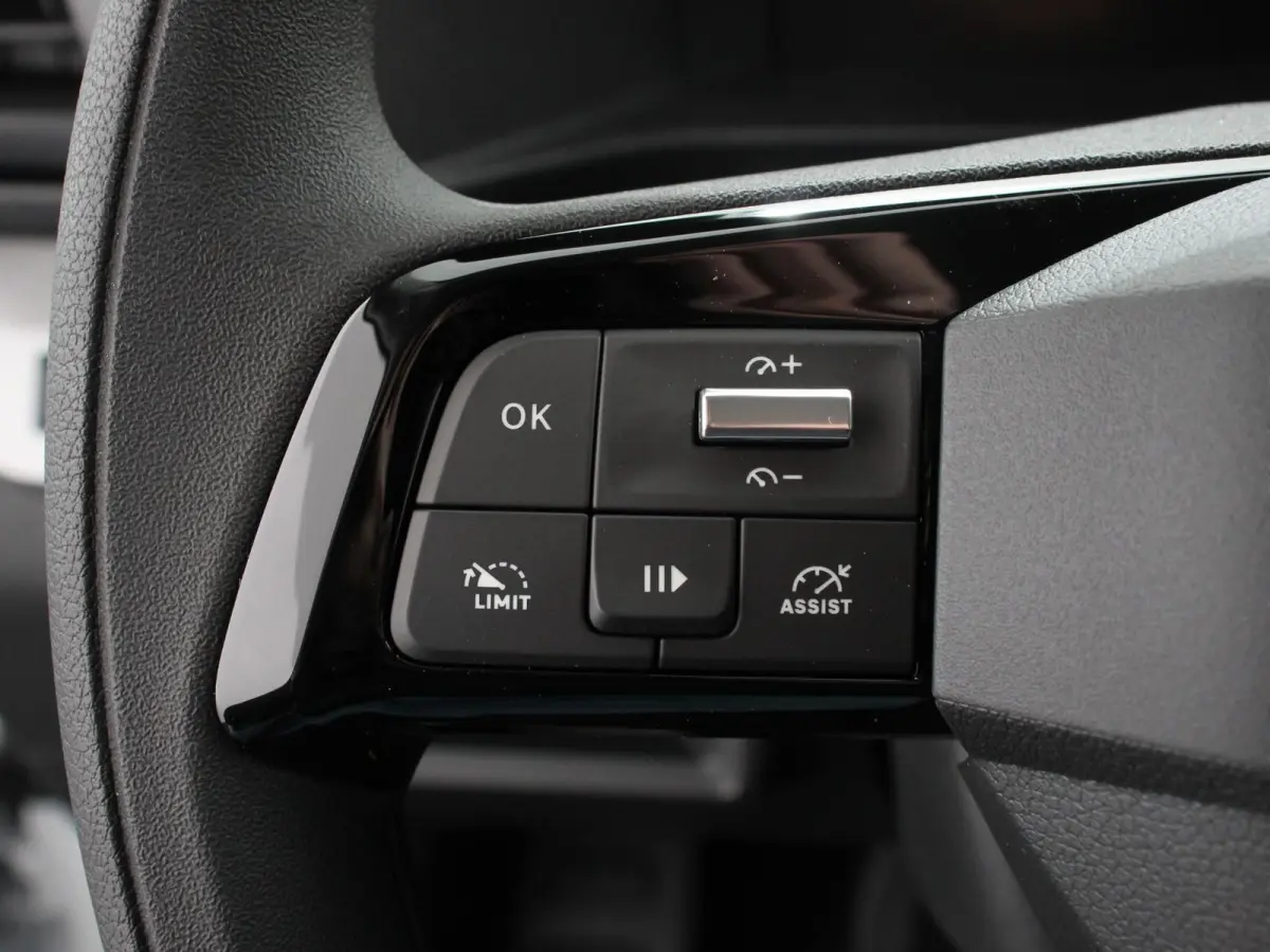 1.5 Diesel 120 S&S L3 Apple Carplay /  Android Auto Parkeersensoren V+A Trekhaak Camera Navigatie Cruise Control LED koplampen houten afwerking laadruimte