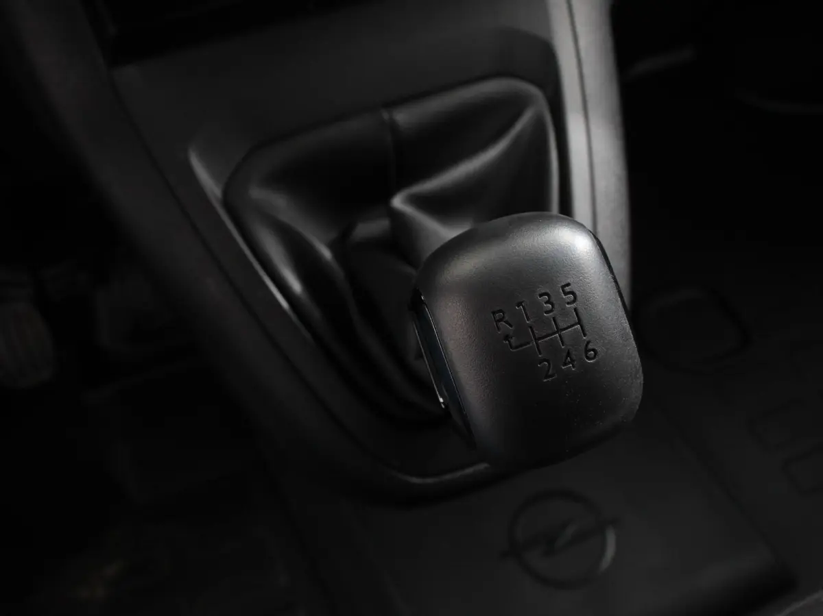 1.5 Diesel 120 S&S L3 Apple Carplay /  Android Auto Parkeersensoren V+A Trekhaak Camera Navigatie Cruise Control LED koplampen houten afwerking laadruimte