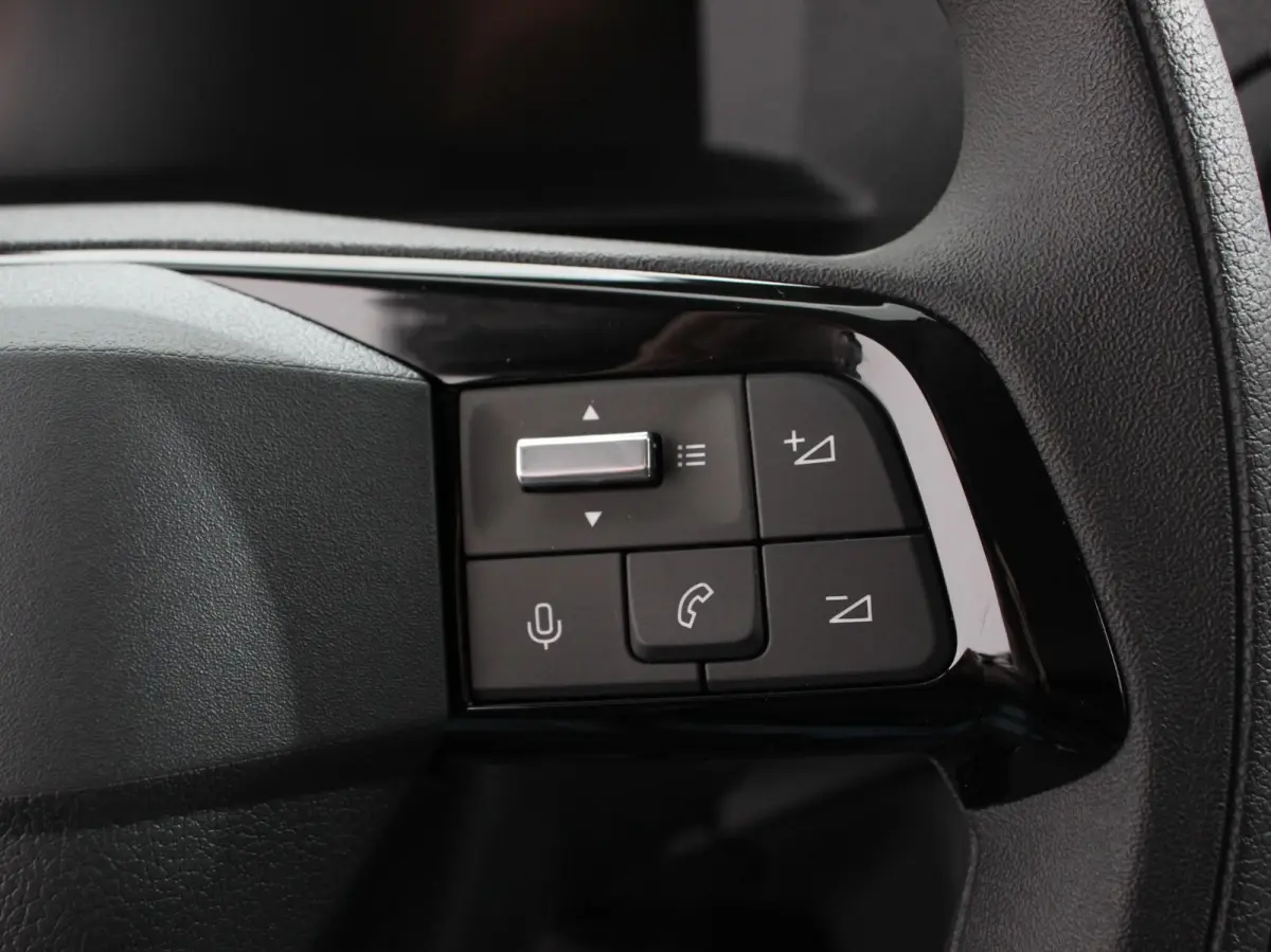 1.5 Diesel 120 S&S L3 Apple Carplay /  Android Auto Parkeersensoren V+A Trekhaak Camera Navigatie Cruise Control LED koplampen houten afwerking laadruimte