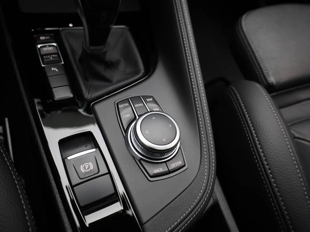 sDrive18i Executive | PANORAMADAK | GROOT SCHERM NAVIGATIE | TREKHAAK | 12 MAANDEN BOVAG GARANTIE |