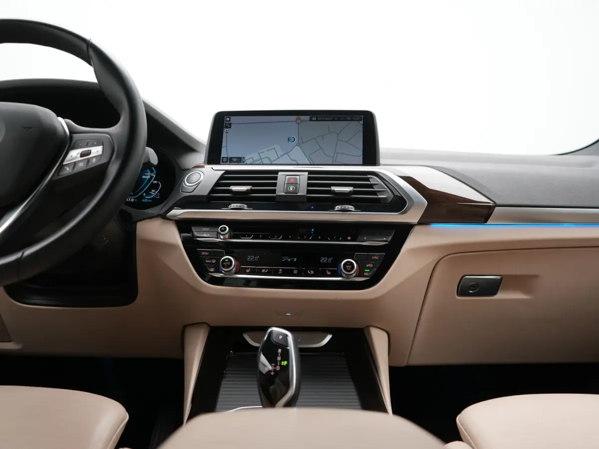 xDrive30e Advantage PHEV 293pk Dealer O.H | Trekhaak Af Fabriek | Head Up | Camera | Adaptief Onderstel | Cruise Control | Sportstoelen Verwarmd | Keyless | BLIS | Apple Carplay | Adaptive L