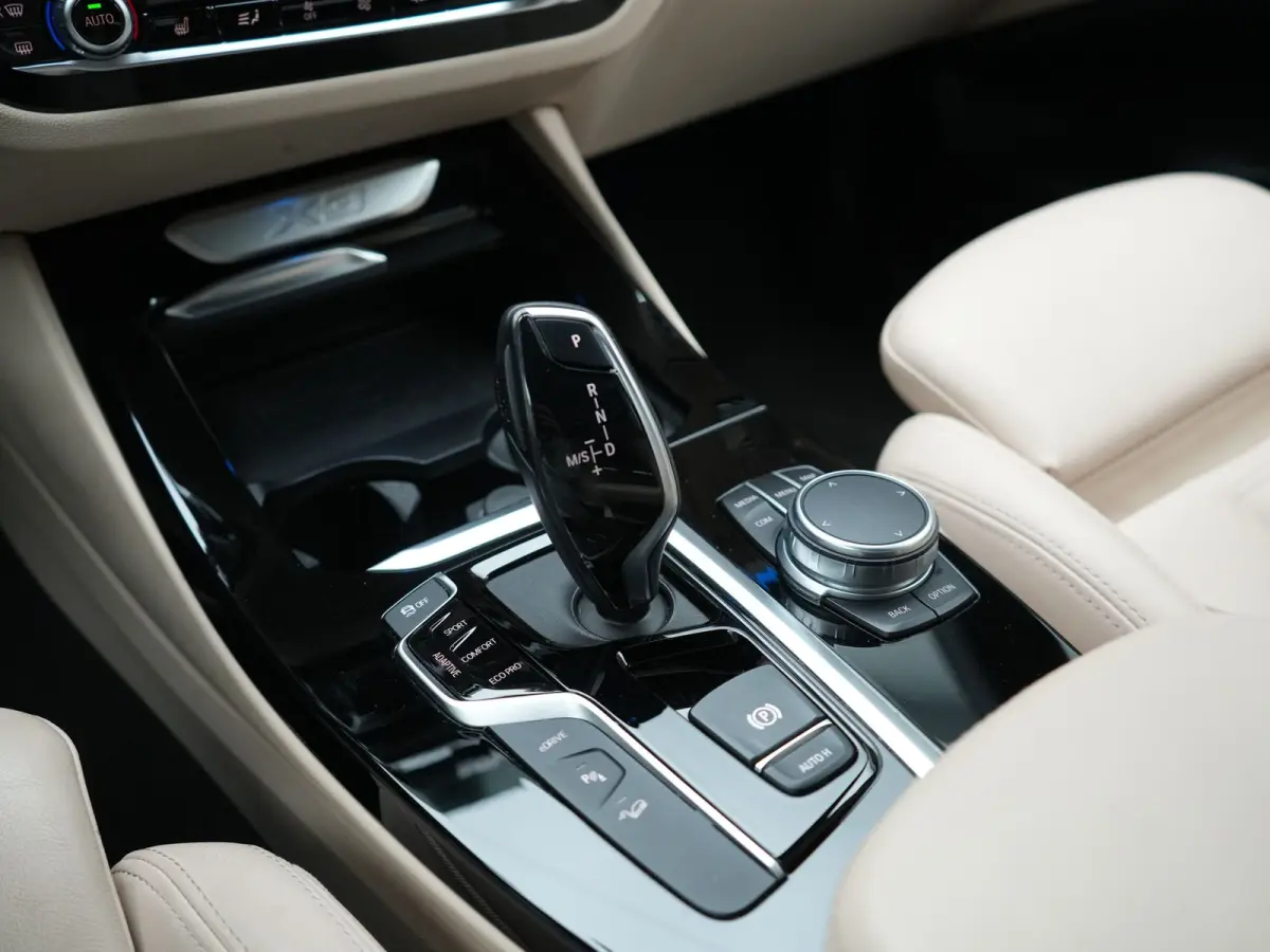 xDrive30e Advantage PHEV 293pk Dealer O.H | Trekhaak Af Fabriek | Head Up | Camera | Adaptief Onderstel | Cruise Control | Sportstoelen Verwarmd | Keyless | BLIS | Apple Carplay | Adaptive L