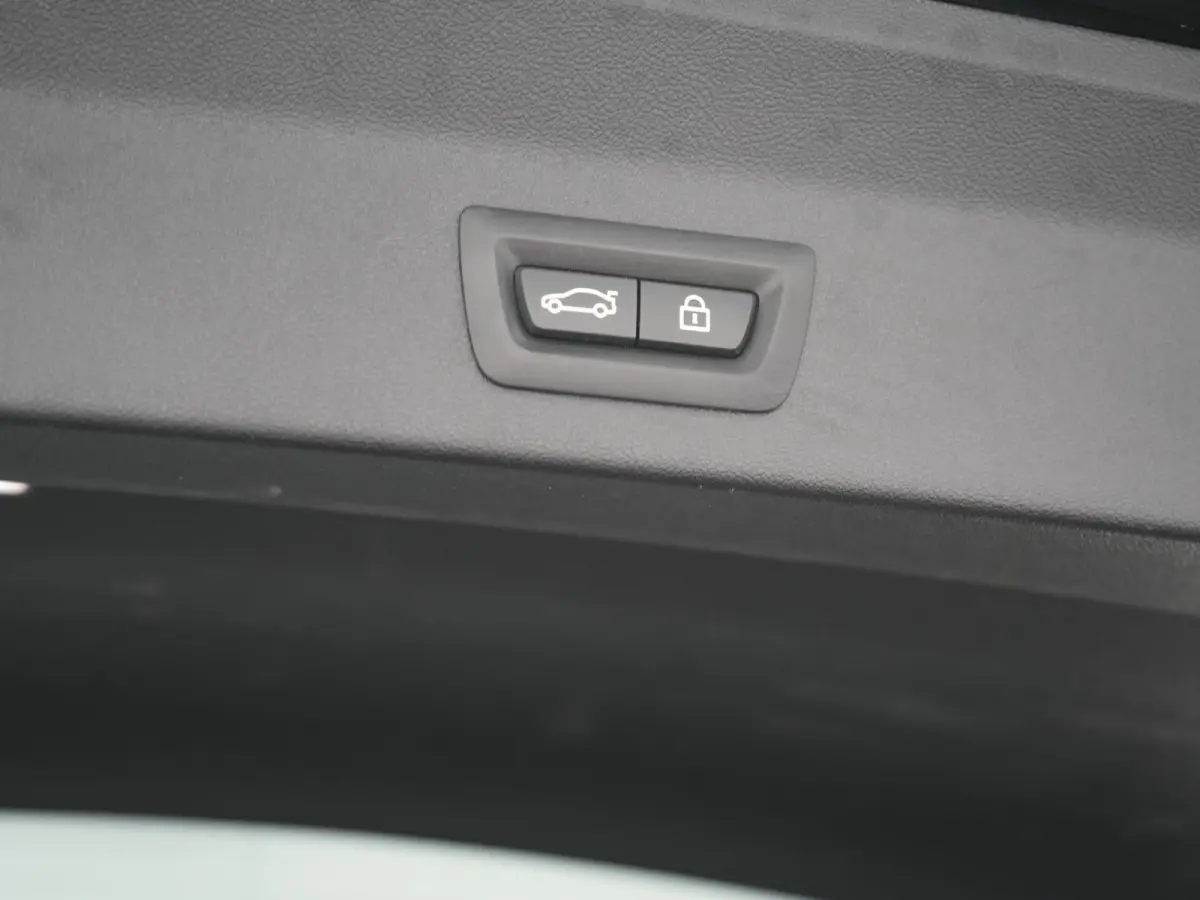 xDrive30e Advantage PHEV 293pk Dealer O.H | Trekhaak Af Fabriek | Head Up | Camera | Adaptief Onderstel | Cruise Control | Sportstoelen Verwarmd | Keyless | BLIS | Apple Carplay | Adaptive L