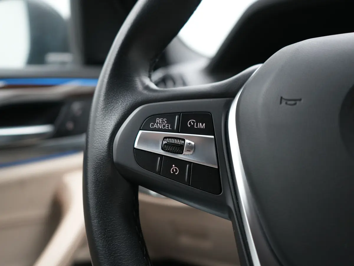 xDrive30e Advantage PHEV 293pk Dealer O.H | Trekhaak Af Fabriek | Head Up | Camera | Adaptief Onderstel | Cruise Control | Sportstoelen Verwarmd | Keyless | BLIS | Apple Carplay | Adaptive L