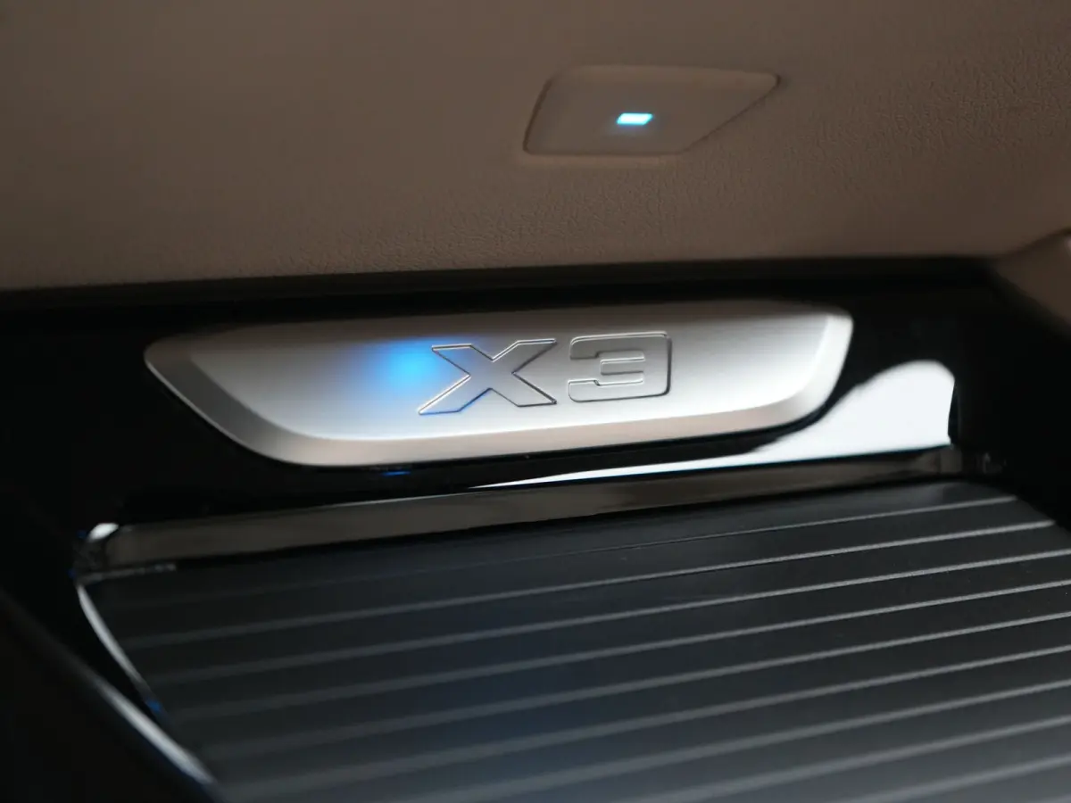 xDrive30e Advantage PHEV 293pk Dealer O.H | Trekhaak Af Fabriek | Head Up | Camera | Adaptief Onderstel | Cruise Control | Sportstoelen Verwarmd | Keyless | BLIS | Apple Carplay | Adaptive L