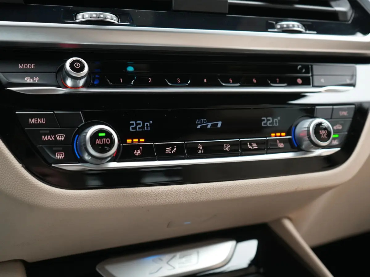 xDrive30e Advantage PHEV 293pk Dealer O.H | Trekhaak Af Fabriek | Head Up | Camera | Adaptief Onderstel | Cruise Control | Sportstoelen Verwarmd | Keyless | BLIS | Apple Carplay | Adaptive L