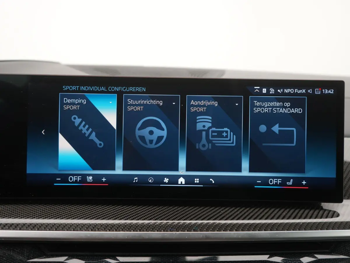 xDrive50e Launch Edition BTW AUTO | PANORAMADAK | LUCHTVERING | HARMAN KARDON | STOELKOELING & VERWARMING | MASSAGE | CARBON PAKKET | ALCANTARA HEMEL | TREKHAAK | MEMORY | HEAD-UP | ADAPTIEV