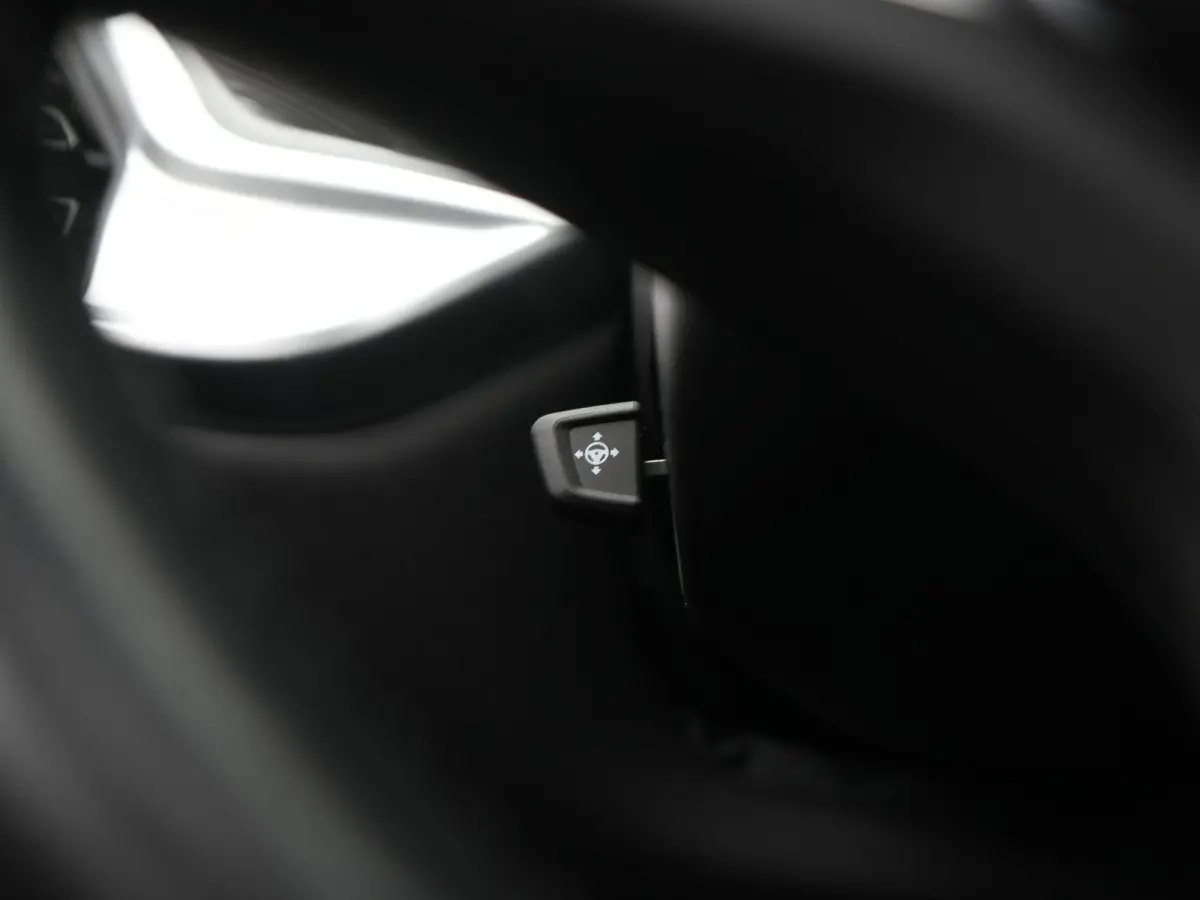 xDrive50e Launch Edition BTW AUTO | PANORAMADAK | LUCHTVERING | HARMAN KARDON | STOELKOELING & VERWARMING | MASSAGE | CARBON PAKKET | ALCANTARA HEMEL | TREKHAAK | MEMORY | HEAD-UP | ADAPTIEV
