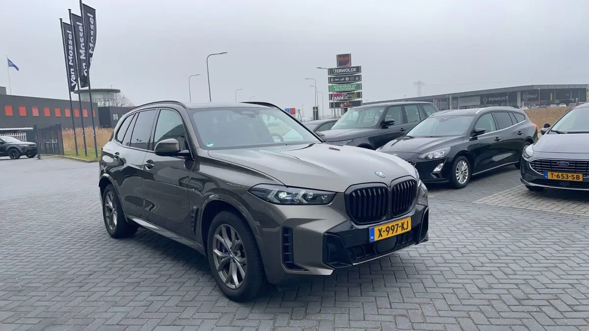 xDrive50e Launch Edition VERWACHT!!BTW AUTO | PANORAMADAK | LUCHTVERING | HARMAN KARDON | STOELKOELING & VERWARMING | CARBON PAKKET | ALCANTARA HEMEL | TREKHAAK | MEMORY | HEAD-UP | ADAPTIEV