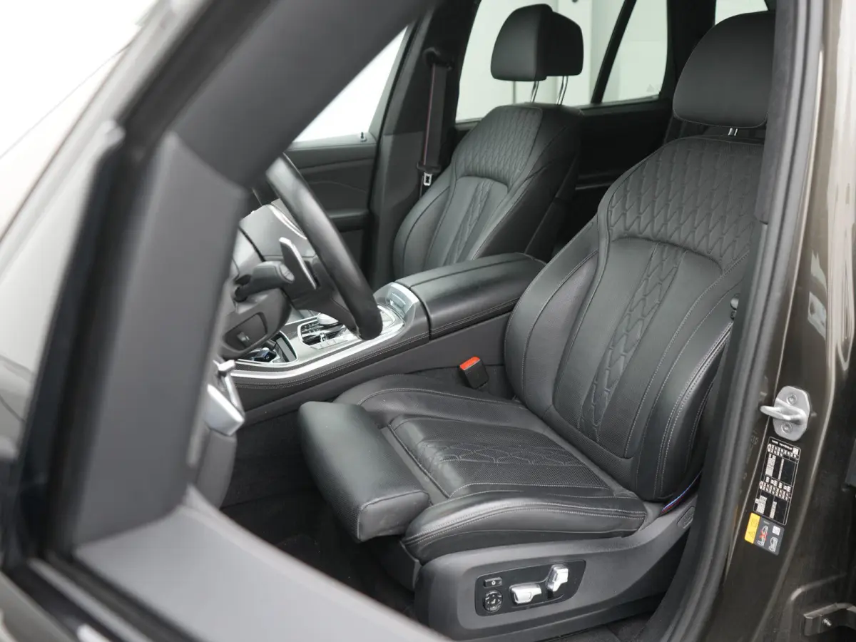 xDrive50e Launch Edition BTW AUTO | PANORAMADAK | LUCHTVERING | HARMAN KARDON | STOELKOELING & VERWARMING | MASSAGE | CARBON PAKKET | ALCANTARA HEMEL | TREKHAAK | MEMORY | HEAD-UP | ADAPTIEV