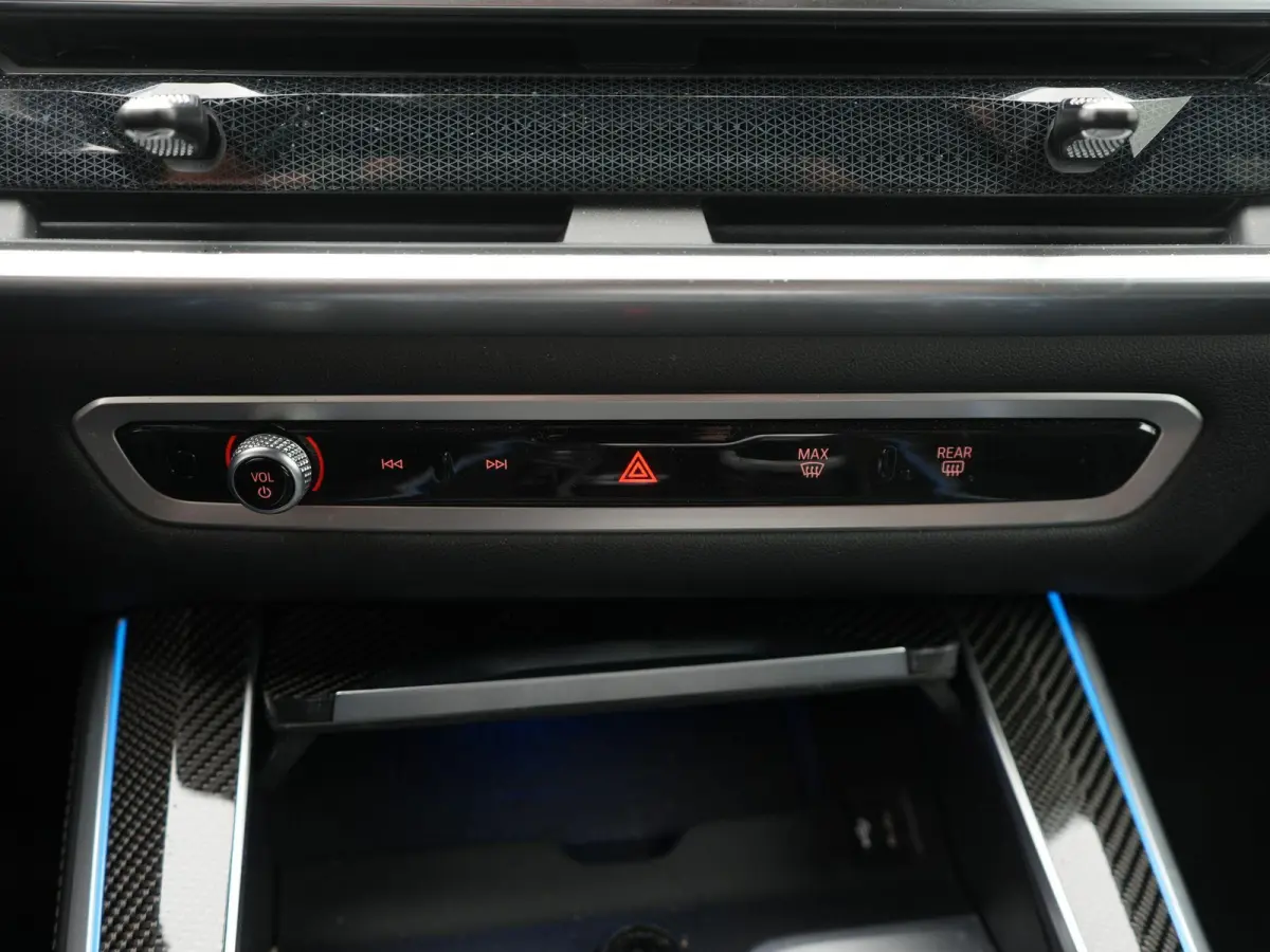 xDrive50e Launch Edition BTW AUTO | PANORAMADAK | LUCHTVERING | HARMAN KARDON | STOELKOELING & VERWARMING | MASSAGE | CARBON PAKKET | ALCANTARA HEMEL | TREKHAAK | MEMORY | HEAD-UP | ADAPTIEV