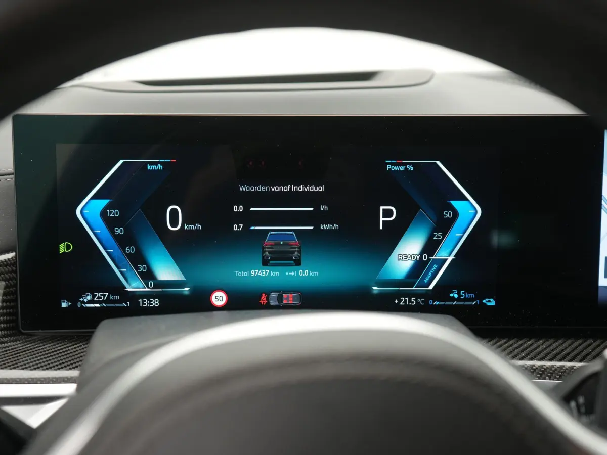 xDrive50e Launch Edition BTW AUTO | PANORAMADAK | LUCHTVERING | HARMAN KARDON | STOELKOELING & VERWARMING | MASSAGE | CARBON PAKKET | ALCANTARA HEMEL | TREKHAAK | MEMORY | HEAD-UP | ADAPTIEV