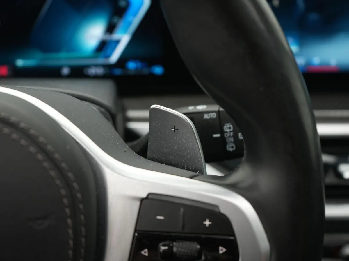 xDrive50e Launch Edition BTW AUTO | PANORAMADAK | LUCHTVERING | HARMAN KARDON | STOELKOELING & VERWARMING | MASSAGE | CARBON PAKKET | ALCANTARA HEMEL | TREKHAAK | MEMORY | HEAD-UP | ADAPTIEV