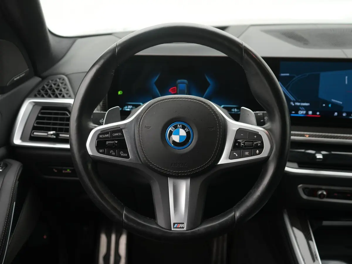 xDrive50e Launch Edition BTW AUTO | PANORAMADAK | LUCHTVERING | HARMAN KARDON | STOELKOELING & VERWARMING | MASSAGE | CARBON PAKKET | ALCANTARA HEMEL | TREKHAAK | MEMORY | HEAD-UP | ADAPTIEV
