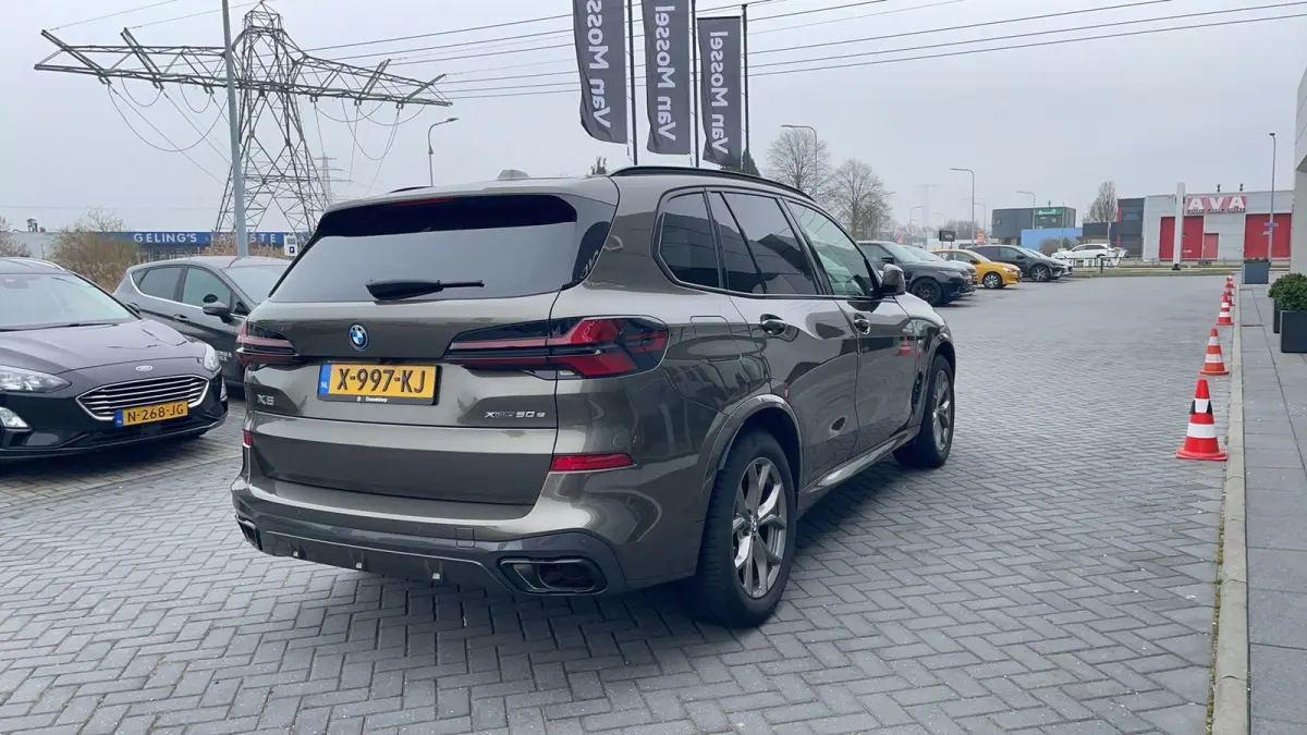 xDrive50e Launch Edition VERWACHT!!BTW AUTO | PANORAMADAK | LUCHTVERING | HARMAN KARDON | STOELKOELING & VERWARMING | CARBON PAKKET | ALCANTARA HEMEL | TREKHAAK | MEMORY | HEAD-UP | ADAPTIEV