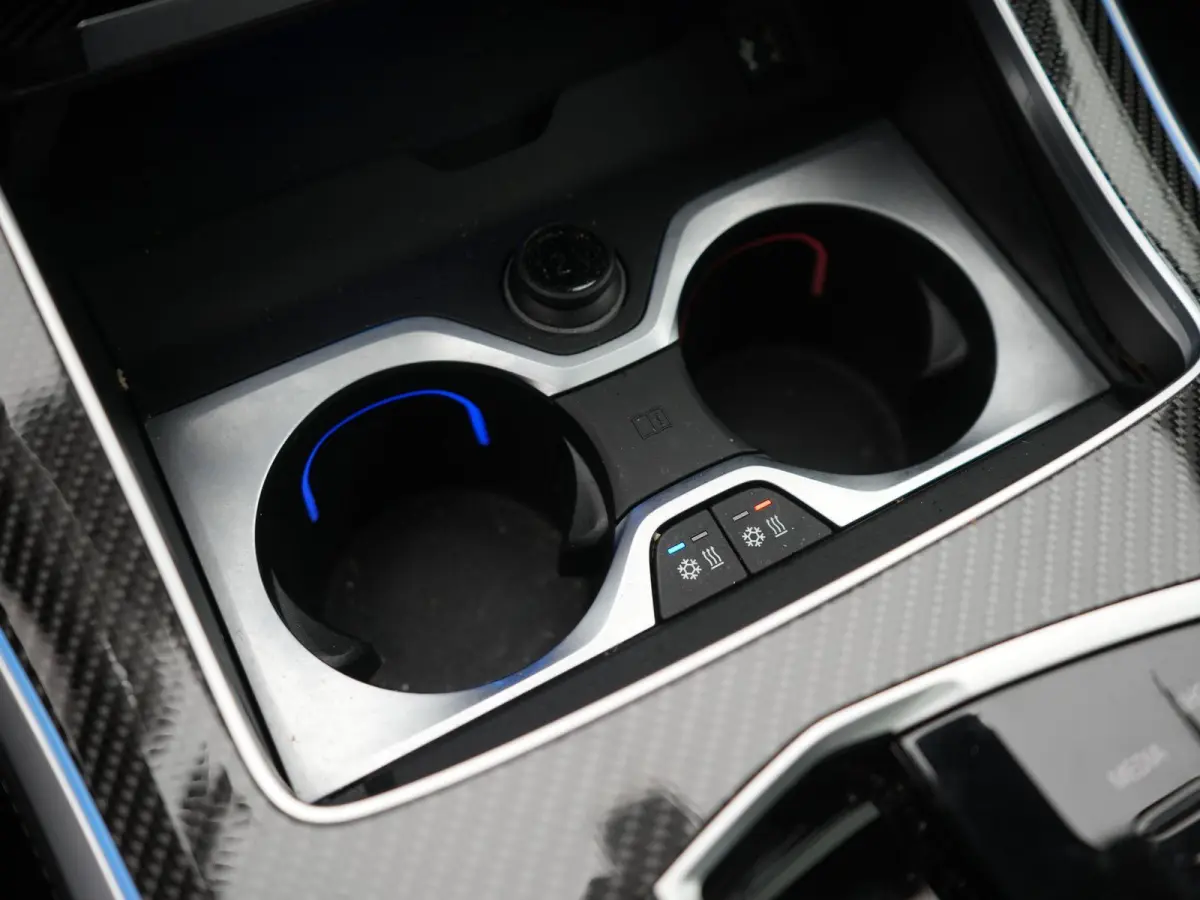 xDrive50e Launch Edition BTW AUTO | PANORAMADAK | LUCHTVERING | HARMAN KARDON | STOELKOELING & VERWARMING | MASSAGE | CARBON PAKKET | ALCANTARA HEMEL | TREKHAAK | MEMORY | HEAD-UP | ADAPTIEV
