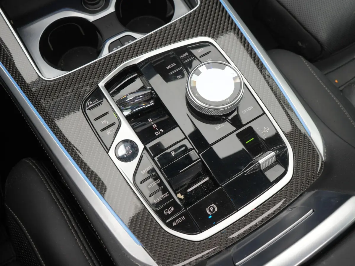 xDrive50e Launch Edition BTW AUTO | PANORAMADAK | LUCHTVERING | HARMAN KARDON | STOELKOELING & VERWARMING | MASSAGE | CARBON PAKKET | ALCANTARA HEMEL | TREKHAAK | MEMORY | HEAD-UP | ADAPTIEV