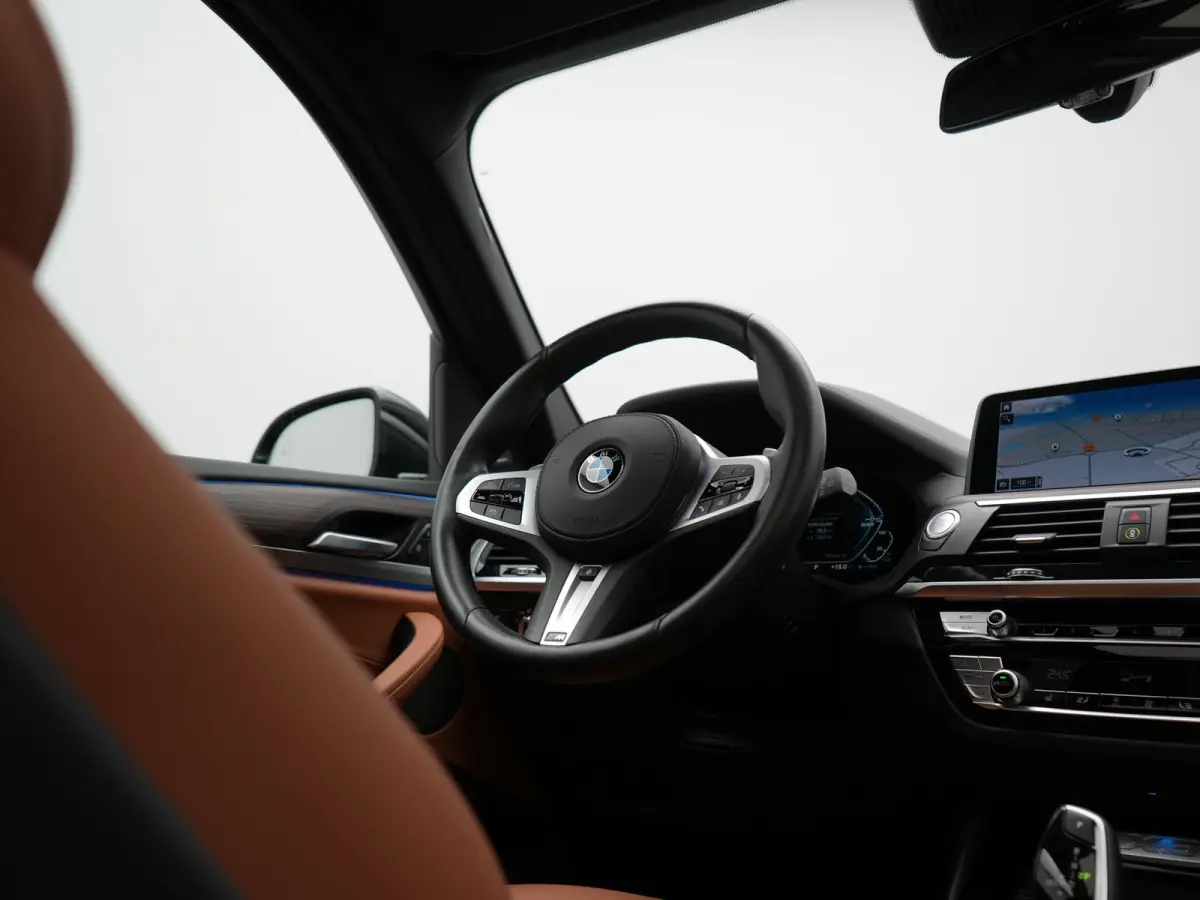 xDrive30e M Sport PHEV 293pk Dealer O.H. | Panodak | Adaptive Cruise | Head Up | 360 Camera | Harman / Kardon | Lederen Competition Stoelen Memory & Verewarmd | Stuur Verwarmd | Blis | Adapt