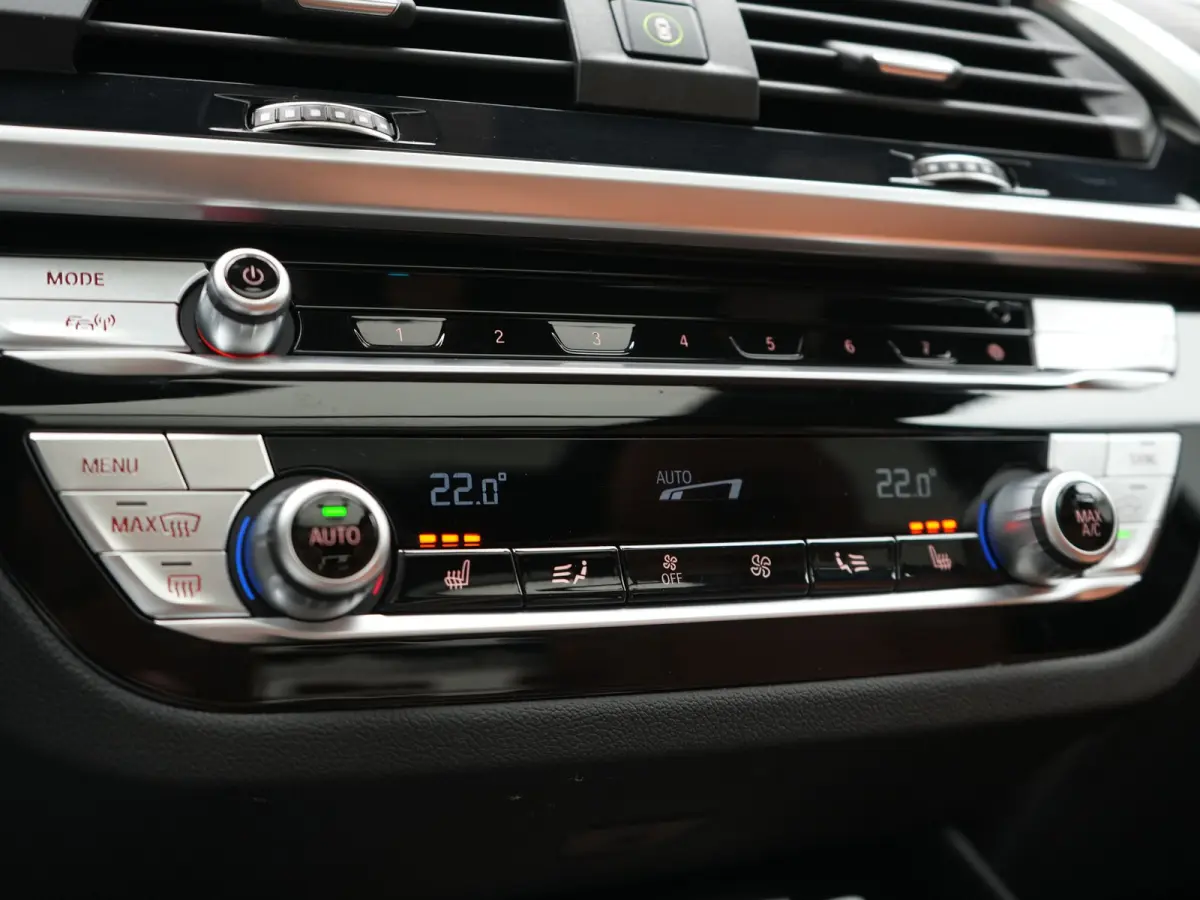 xDrive30e M Sport PHEV 293pk Dealer O.H. | Panodak | Adaptive Cruise | Head Up | 360 Camera | Harman / Kardon | Lederen Competition Stoelen Memory & Verewarmd | Stuur Verwarmd | Blis | Adapt
