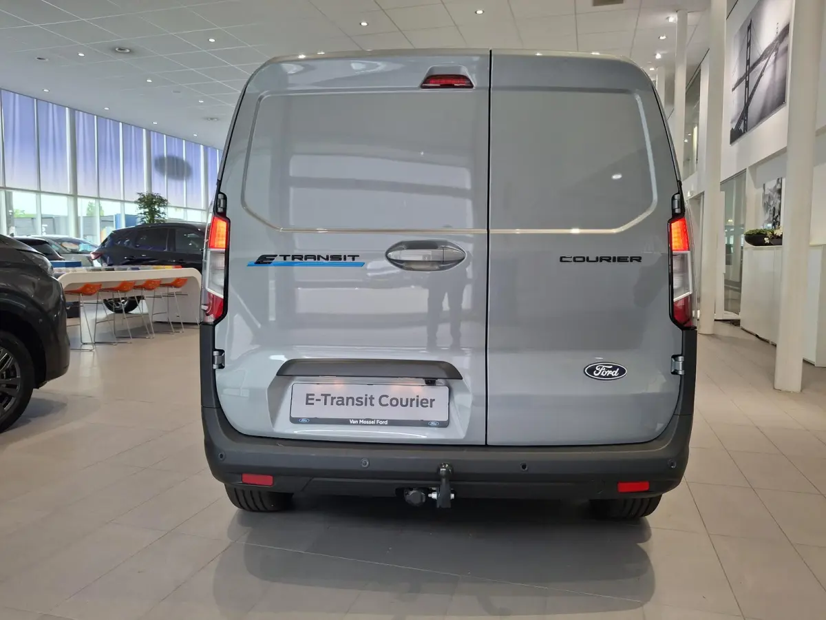 Limited 46 kWh | TREKHAAK | STOEL, STUUR EN VOORRUIT VERWARMING | 17 INCH LICHTMETALEN VELGEN | NAVIGATIE |