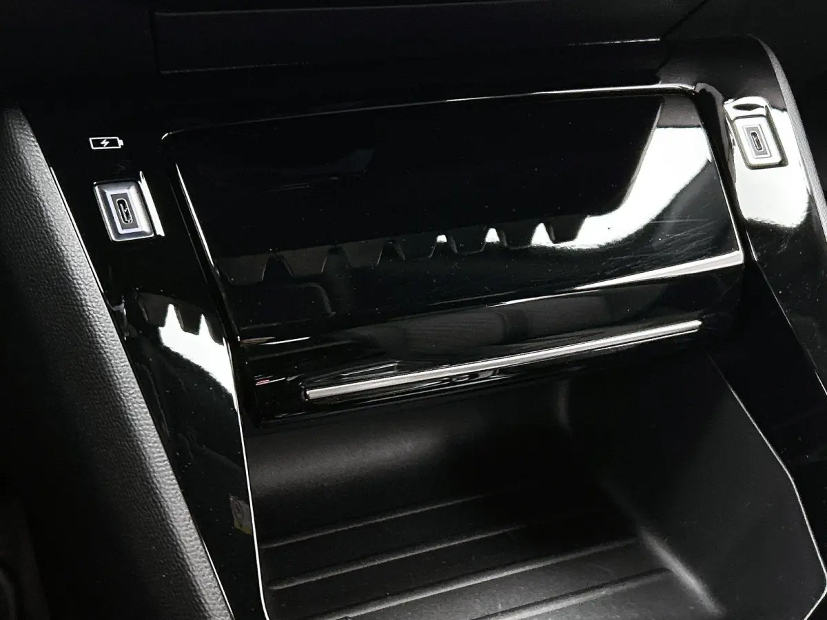 SUV EV Allure Avantage 54 kWh 156pk | Accu 98% | Lage kilometerstand! | 406km WLTP Actieradius | Navigatie | 360° Camera | Climate Control | Adaptieve Cruise Control | Parkeersensoren v+a |